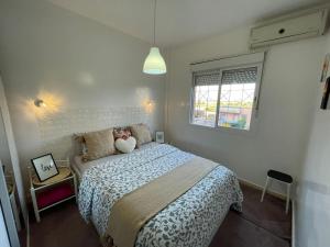 1 dormitorio con cama y ventana en Marrakech en Marrakech