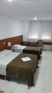 HOTEL ECONOMICO - 150m Santa Casa, Prox Assembleia e UFRGS في بورتو أليغري: غرفه فندقيه سريرين في غرفه