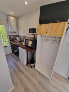 uma cozinha com um frigorífico e uma bancada em MiniCasas Modulares em Godoy Cruz
