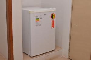 frigorifero con congelatore bianco, posto in una stanza di Tuti Bororô a Rondonópolis
