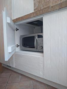 a microwave oven sitting inside of a kitchen cabinet at Il Borgo della Leti in Bergamo