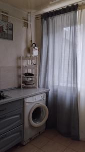 メリトポリにあるКвартираのバスルーム(洗濯機付)が備わるアパートメントです。