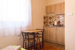 哥魯拜克的住宿－Studio 2，一个带桌子和凳子的小厨房
