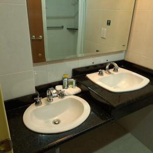 baño con 2 lavabos y espejo grande en Howard Johnson by Wyndham Toluca en Toluca