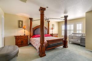 Ένα ή περισσότερα κρεβάτια σε δωμάτιο στο San Antonio Home with Private Hot Tub and Pool! +32 φωτογραφίες