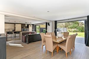 a kitchen and living room with a table and chairs at Stunning Detached House in Bassett in Southampton