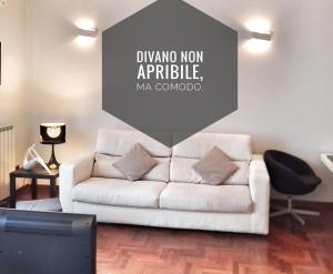 una sala de estar con un sofá blanco en una habitación en Lovely Modern Apartment, en Florencia