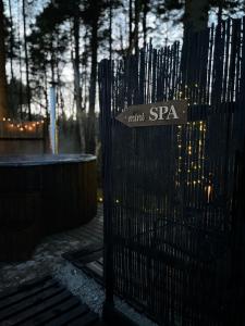 Ein Tor mit einem Zaun mit einem Schild drauf. in der Unterkunft MikroKlimat in Jarosławiec