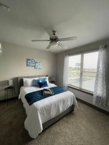1 dormitorio con 1 cama y ventilador de techo en Elegant 2 for 2 en Houston