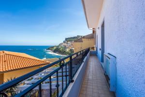 balcón con vistas al océano en Appartamento Moderno con vista mare, en Castelsardo