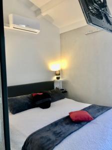 Łóżko lub łóżka w pokoju w obiekcie Naturiste Heliovillage Villa de Standing