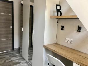 Pokój z biurkiem i dwoma czarnymi kotami na ścianie w obiekcie Naturiste Heliovillage Villa de Standing w Cap d'Agde