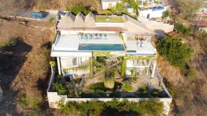 una vista aérea de una casa con piscina en Casa Cascada - Adults Only en Puerto Escondido