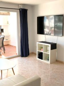 Televízia a/alebo spoločenská miestnosť v ubytovaní Apartamento 2 dormitorios Pueblo Evita