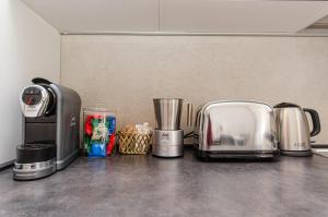 米蘭的住宿－Schiaparelli 4，厨房柜台配有烤面包机和咖啡机