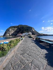um passeio ao longo da praia com um cais em Suite Capri em Ischia