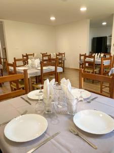 錫拉奧的住宿－Gîte le Fouquet，一间餐桌,配有白色盘子和餐巾