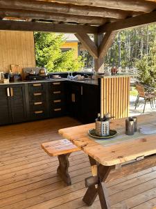 una mesa de madera en una terraza de madera con cocina en My little happy place, en Undva