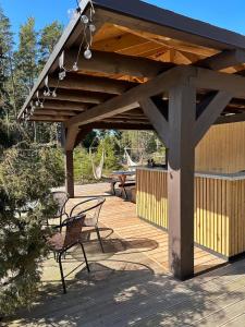 einem Holzpavillon mit zwei Bänken und einem Picknicktisch in der Unterkunft My little happy place in Undva