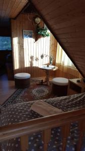 Zimmer mit einem Bett und einem Tisch in der Unterkunft My little happy place in Undva