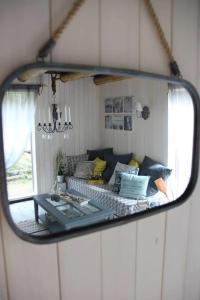 - un miroir avec un canapé dans le salon dans l'établissement My little happy place, à Undva