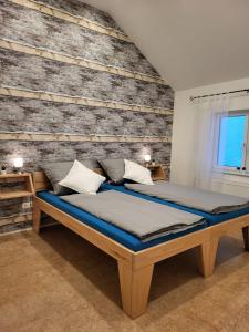 Posto letto in camera con parete in legno. di Ferienhaus Budenheim a Budenheim