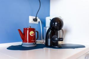 una cafetera y una taza en un mostrador en Appartamento Moderno con vista mare, en Castelsardo