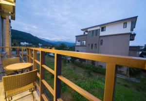 Vista generica sulle montagne o vista sulle montagne dall'interno del bed & breakfast