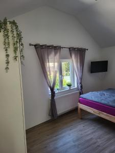 מיטה או מיטות בחדר ב-Ferienhaus Budenheim