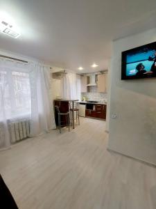 uma sala de estar com uma televisão de ecrã plano na parede em Lux apartment Sadovaya street em Nikolayev