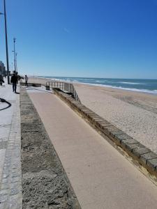chodnik obok plaży z oceanem w obiekcie Al Sur w Kadyksie