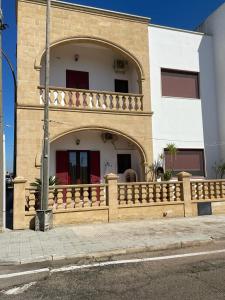 un edificio con balcón en la parte superior en Casa vacanza dai Nonni Ntoni, en Acquarica del Capo