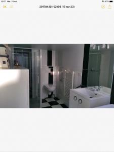 Baño blanco con lavabo y aseo en Maison de Jade en Noailles