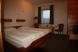 Postel nebo postele na pokoji v ubytování Hotel garni Zur Post