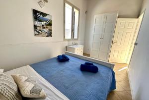 アヴォラにあるIl Frantoio di Avolaのベッドルーム1室(青い枕2つ付)