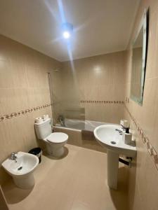 Casa Alma في Alceda: حمام به مغسلتين ومرحاض وحوض استحمام