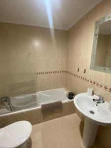 Casa Alma في Alceda: حمام مع حوض وحوض استحمام ومرحاض
