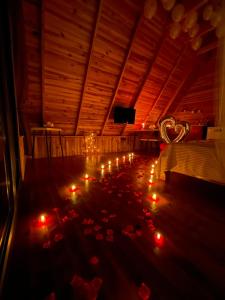een kamer met kaarsen en verlichting op de vloer bij Heaven Bungalow Fethiye in Fethiye
