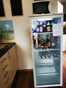 - un réfrigérateur rempli de nombreuses bouteilles de bière dans l'établissement Pension Zur Sülte, à Sülte