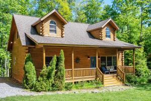 麦克亨利Donovans Dacha的小木屋设有门廊和甲板