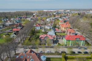 une vue aérienne sur une ville avec des maisons et des voitures dans l'établissement Luxury Villa, à Pärnu