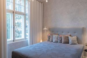 una camera con un grande letto in una stanza con finestre di Luxury Villa a Pärnu