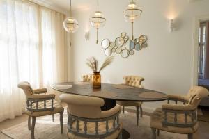 - une salle à manger avec une table et des chaises dans l'établissement Luxury Villa, à Pärnu