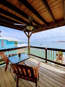 Balkon atau teras di Aqua Lounge Bar & Hostal