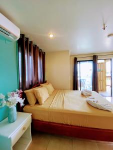1 dormitorio con cama y ventana en Aqua Lounge Bar & Hostal, en Bocas Town
