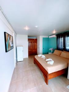 Aqua Lounge Bar & Hostal في بوكاس تاون: غرفة نوم بسرير كبير في غرفة