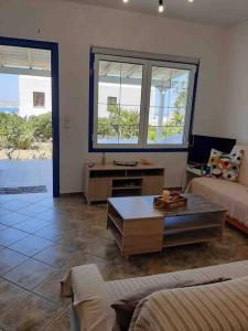 sala de estar con sofá y mesa de centro en Naxian Sofias garden en Naxos