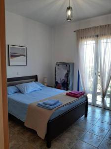 1 dormitorio con 1 cama con 2 toallas en Naxian Sofias garden en Naxos