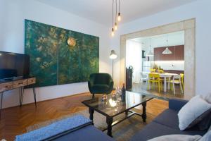 una sala de estar con un sofá y una mesa en Holiday house VIDA, en Biograd na Moru