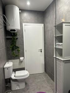 uma casa de banho com WC e uma porta branca em Quiet Place em Machico